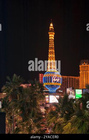 LAS VEGAS, NEVADA, USA - 15. JUNI 2012: Blick auf den Strip in Richtung des Nachbaus des Eiffelturms im Paris Resort Hotel bei Nacht Stockfoto