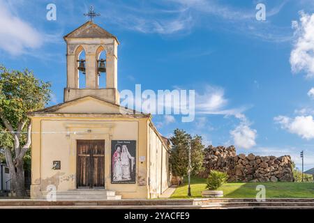 Die alte Pfarrkirche und Nuraghe von Sant'Anna in Sant'Anna Arresi, Sardinien, Italien Stockfoto