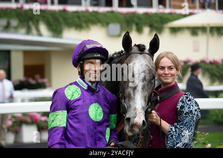 Ascot, Großbritannien. September 2024. THEORYOFEVERYTHING, geritten von Jockey Sean Levey, gewinnt die National Racehorse Week Handicap Stakes (Klasse 2) beim Big Food and Festival Weekend, unterstützt von Chapel Down auf der Ascot Racecourse in Berkshire. Besitzer Gallop Racing, Trainer David O'Meara. Kredit: Maureen McLean/Alamy Stockfoto