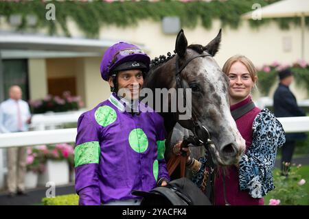 Ascot, Großbritannien. September 2024. THEORYOFEVERYTHING, geritten von Jockey Sean Levey, gewinnt die National Racehorse Week Handicap Stakes (Klasse 2) beim Big Food and Festival Weekend, unterstützt von Chapel Down auf der Ascot Racecourse in Berkshire. Besitzer Gallop Racing, Trainer David O'Meara. Kredit: Maureen McLean/Alamy Stockfoto