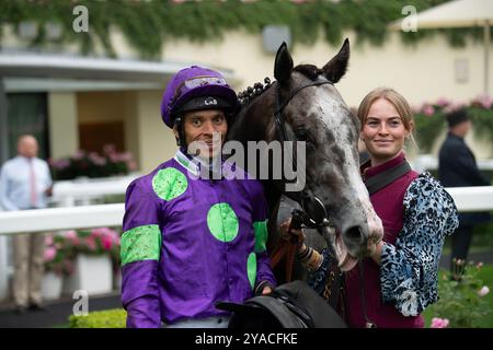 Ascot, Großbritannien. September 2024. THEORYOFEVERYTHING, geritten von Jockey Sean Levey, gewinnt die National Racehorse Week Handicap Stakes (Klasse 2) beim Big Food and Festival Weekend, unterstützt von Chapel Down auf der Ascot Racecourse in Berkshire. Besitzer Gallop Racing, Trainer David O'Meara. Kredit: Maureen McLean/Alamy Stockfoto