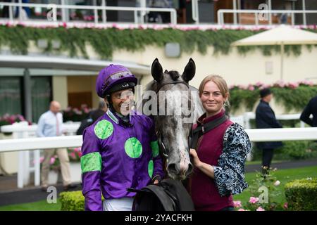 Ascot, Großbritannien. September 2024. THEORYOFEVERYTHING, geritten von Jockey Sean Levey, gewinnt die National Racehorse Week Handicap Stakes (Klasse 2) beim Big Food and Festival Weekend, unterstützt von Chapel Down auf der Ascot Racecourse in Berkshire. Besitzer Gallop Racing, Trainer David O'Meara. Kredit: Maureen McLean/Alamy Stockfoto