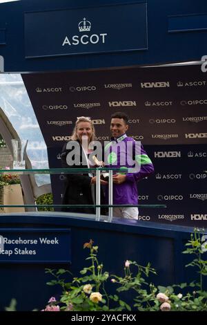 Ascot, Großbritannien. September 2024. Die Präsentation Der Gewinner. THEORYOFEVERYTHING, geritten von Jockey Sean Levey, gewinnt die National Racehorse Week Handicap Stakes (Klasse 2) beim Big Food and Festival Weekend, unterstützt von Chapel Down auf der Ascot Racecourse in Berkshire. Besitzer Gallop Racing, Trainer David O'Meara. Kredit: Maureen McLean/Alamy Stockfoto