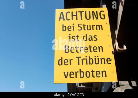 Bregenz Vorarlberg Österreich 19. September 2024 Rückansicht der Sitzplätze der Bregenzer Festspiele Seebühne oder schwimmenden Bühne am und am Bodensee. Sie warnen, dass die Tibunes bei Stürmen geschlossen werden. oper, Kultur, Veranstaltungsort, Amphitheater, bodensee, Stockfoto