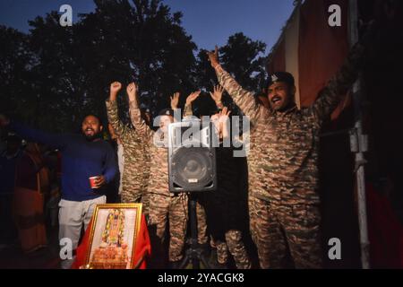 Srinagar, Indien. Oktober 2024. Indische Sicherheitskräfte tanzen als Bildnachbildungen des mythischen Dämonenkönigs Ravana, seines Sohnes Meghnath und seines Bruders Kumbhkaran Burn anlässlich des Hindu-Festivals von Dussehra, das den Triumph des Guten über das Böse markiert, am 12. Oktober 2024 in Srinagar, Jammu und Kaschmir. (Foto von Mubashir Hassan/Pacific Press) Credit: Pacific Press Media Production Corp./Alamy Live News Stockfoto