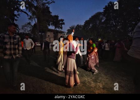 Srinagar, Indien. Oktober 2024. Hindugeweihte tanzen in Srinagar, Jammu und Kaschmir am 12. Oktober 2024 in Srinagar, Jammu und Kaschmir als Abbilder des mythischen Dämonenkönigs Ravana, seines Sohnes Meghnath und seines Bruders Kumbhkaran Burn. (Foto von Mubashir Hassan/Pacific Press) Credit: Pacific Press Media Production Corp./Alamy Live News Stockfoto