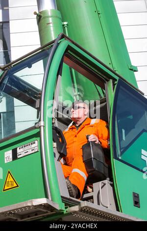 Kranfahrer bei der Arbeit in der Kabine eines Krans Stockfoto