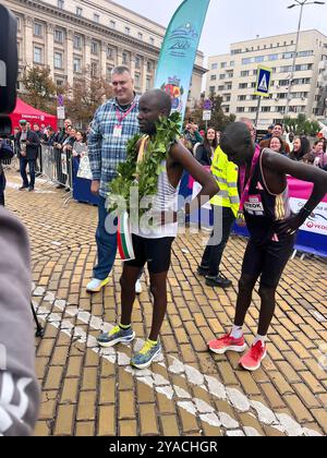 Sofia, Bulgarien. 13. Oktober 2024. Shedrack Kiptoo Kimaiyo aus Kenia als Sieger und Cornelius Kibiwott Chepkok aus Kenia als zweiter des jährlichen Bronze Label Road Race Marathons, gesponsert von Wizz Air in der bulgarischen Hauptstadt Sofia. Quelle: Ognyan Yosifov/Alamy Live News Stockfoto