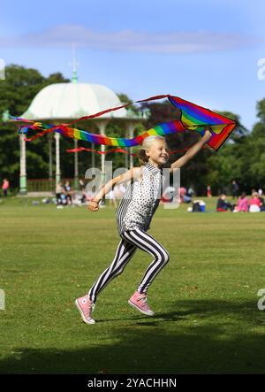 Duthie Park, Mädchen mit Drachen auf der Bühne, Aberdeen, Schottland Stockfoto