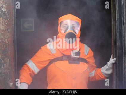 Personen, die Brandschulungen in geschlossenen Räumen und in engen Räumen durchführen Stockfoto