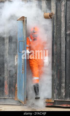 Personen, die Brandschulungen in geschlossenen Räumen und in engen Räumen durchführen Stockfoto