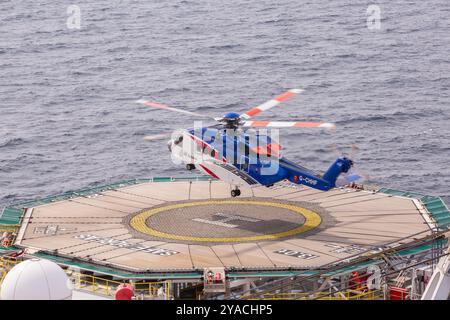 Der Hubschrauber kommt auf einer Ölplattform in der Nordsee an Stockfoto