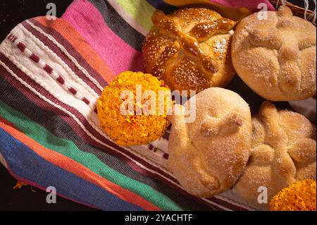 Pan de Muerto. Typisch mexikanisches Süßbrot, das in der Zeit des Todes verzehrt wird. Es ist ein Hauptelement in den Altären und Opfergaben in Stockfoto