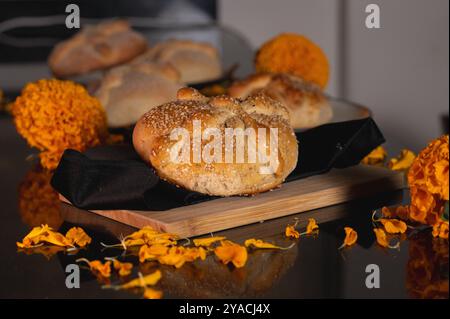 Pan de Muerto. Typisch mexikanisches Süßbrot, das in der Zeit des Todes verzehrt wird. Es ist ein Hauptelement in den Altären und Opfergaben in Stockfoto