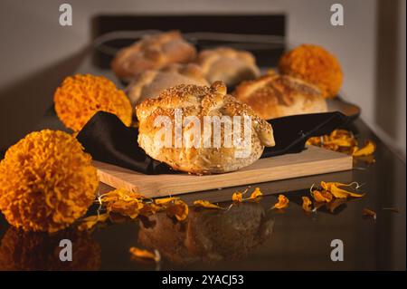 Pan de Muerto. Typisch mexikanisches Süßbrot, das in der Zeit des Todes verzehrt wird. Es ist ein Hauptelement in den Altären und Opfergaben in Stockfoto