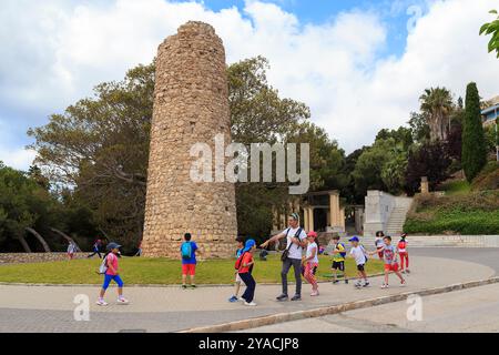 CARTAGENA, SPANIEN - 19. MAI 2017: Ein Spaziergang mit nicht identifizierten Kindern an den Ruinen eines alten arabischen Leuchtturms im Torres Park. Stockfoto