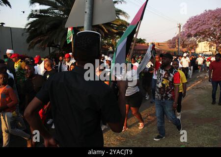 Oktober 12, 2024, Pretoria, Gauteng, Südafrika: 12. Oktober 2024, Laudium Südafrika, ein unglaublicher Tag! Der ehemalige Minister Naledi Pandor, ein Verfechter der palästinensischen Rechte, nahm zusammen mit den humanitären Palästinensern an der Veranstaltung im Laudium-Stadion, Laudium Pretoria, Teil. Die südafrikanischen Freunde Palästinas haben einen unvergesslichen Abend organisiert und alle palästinensischen Unterstützer eingeladen, ihre Solidarität zu zeigen... der ehemalige Minister Naledi Pandor und andere wie Gauteng Premier Panyaza Lesufi, Geschenk der Geber, palästinensische Ärzte und viele andere Würdenträger nahmen an der Veranstaltung im Laudium Sta Teil Stockfoto