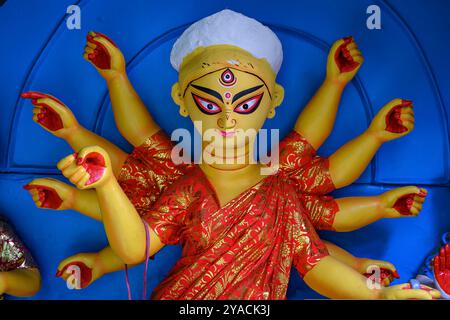 Das Tonidol der Göttin Devi Durga bereitet sich auf das bevorstehende Durga Puja Festival in einem Töpferstudio in Kolkata, Westbengalen, Indien vor Stockfoto