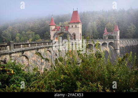 Bila Tremesna, Tschechische Republik. Oktober 2024. Herbstwetter an einem Oktobersonntag im Stausee Les Kralovstvi in der Tschechischen Republik. Les Kralovstvi ist ein Staudamm an der Elbe, 4 km flussaufwärts von der 1920 erbauten Stadt Dvur Kralove nad Labem. Der Damm ist für tschechische Verhältnisse ungewöhnlich wegen seines hochästhetischen Designs. (Kreditbild: © Slavek Ruta/ZUMA Press Wire) NUR REDAKTIONELLE VERWENDUNG! Nicht für kommerzielle ZWECKE! Stockfoto