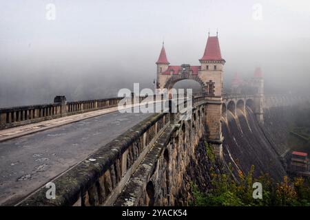 Bila Tremesna, Tschechische Republik. Oktober 2024. Herbstwetter an einem Oktobersonntag im Stausee Les Kralovstvi in der Tschechischen Republik. Les Kralovstvi ist ein Staudamm an der Elbe, 4 km flussaufwärts von der 1920 erbauten Stadt Dvur Kralove nad Labem. Der Damm ist für tschechische Verhältnisse ungewöhnlich wegen seines hochästhetischen Designs. (Kreditbild: © Slavek Ruta/ZUMA Press Wire) NUR REDAKTIONELLE VERWENDUNG! Nicht für kommerzielle ZWECKE! Stockfoto