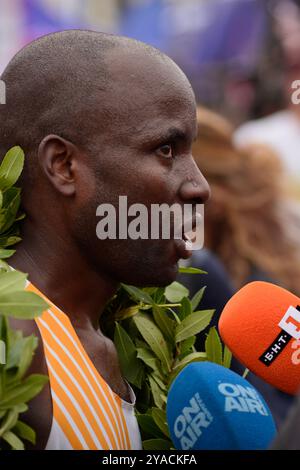 Sofia, Bulgarien. 13. Oktober 2024. Shedrack Kiptoo Kimaiyo aus Kenia als Gewinner des jährlichen Bronze Label Road Race Marathons, gesponsert von Wizz Air in der bulgarischen Hauptstadt Sofia. Quelle: Ognyan Yosifov/Alamy Live News Stockfoto