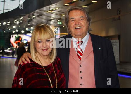 Bayerischer Sportpreis 2024 in der BMW Welt in München. Besucher beim Sportpreis - Patricia Riekel und Helmut Markwort *** Bayerischer Sportpreis 2024 bei der BMW Welt in München Besucher beim Sportpreis Patricia Riekel und Helmut Markwort Stockfoto