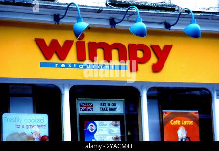 Außenansicht eines Wimpy Burger Restaurants in Ashford in Kent, England im Juli 2005. Die von den USA gegründete Kette wurde erstmals 1954 in Großbritannien gegründet. Stockfoto