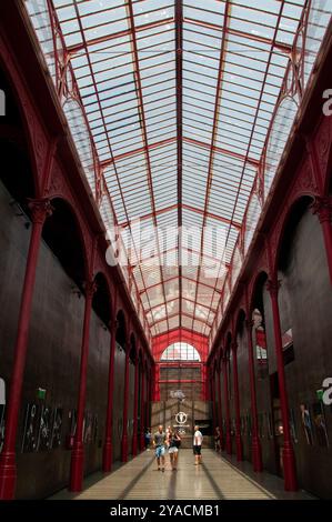 Mercado Ferreira Borges, ein überdachter Markt, der 1880 in Porto erbaut wurde. Derzeit ein Nachtclub und Restaurant und Kunstausstellungen. Porto Portugal Stockfoto