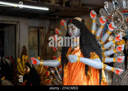 Das Tonidol der Göttin Devi Durga bereitet sich auf das bevorstehende Durga Puja Festival in einem Töpferstudio in Kolkata, Westbengalen, Indien vor Stockfoto