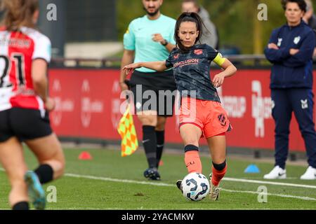 ROTTERDAM, NIEDERLANDE - 13. OKTOBER: Marthe Munsterman vom FC Utrecht schießt den Ball während des Azerion Vrouwen Eredivisie Spiels zwischen Feyenoord und FC Utrecht am 13. Oktober 2024 im Sportkomplex Varkenoord in Rotterdam. (Foto: Hans van der Valk/Orange Pictures) Stockfoto