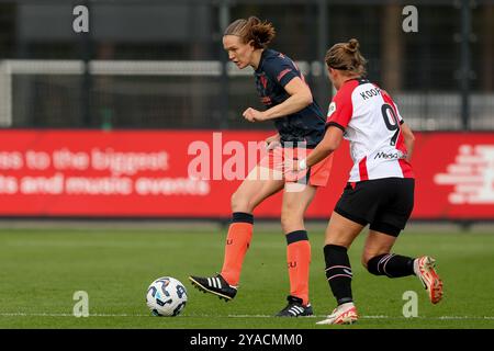 ROTTERDAM, NIEDERLANDE - 13. OKTOBER: Gera op den Kelder vom FC Utrecht wird von Sanne Koopman aus Feyenoord beim Azerion Vrouwen Eredivisie Spiel zwischen Feyenoord und FC Utrecht am 13. Oktober 2024 im Sportkomplex Varkenoord in Rotterdam, Niederlande, angefochten. (Foto: Hans van der Valk/Orange Pictures) Stockfoto