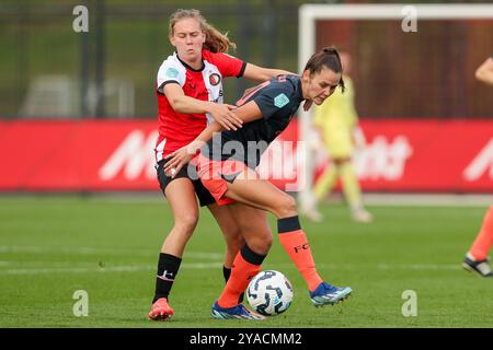 ROTTERDAM, NIEDERLANDE - 13. OKTOBER: Lotje de Keijzer vom FC Utrecht kämpft am 13. Oktober 2024 im Sportkomplex Varkenoord im Azerion Vrouwen Eredivisie Spiel zwischen Feyenoord und FC Utrecht gegen Jarne Teulings aus Feyenoord. (Foto: Hans van der Valk/Orange Pictures) Stockfoto