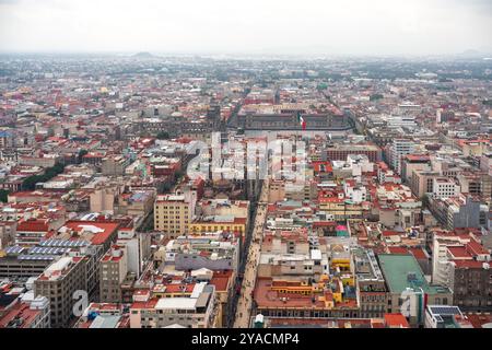 Blick auf das Stadtzentrum in Richtung Plaza de la Constitución, bekannt als Zocalo, mit wichtigen Gebäuden wie der Kathedrale und dem Palacio Nacional Stockfoto