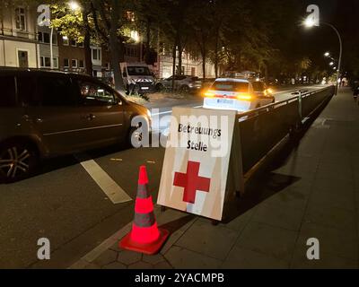 Hamburg, Deutschland. Oktober 2024. Ein Schild mit der Aufschrift „Betreuungsstelle“. Eine nicht explodierte Bombe aus dem Zweiten Weltkrieg wurde auf dem Gelände einer Hamburger Grundschule gefunden. Die Bombe soll heute Abend entschärft werden. Nach Angaben der Feuerwehr sind derzeit Evakuierungsmaßnahmen im Bereich Sternschanze im Gange. Quelle: Benjamin Haller/dpa/Alamy Live News Stockfoto
