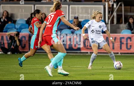 Am 12. Oktober 2024 San Jose, CA USA Bay FC Penelope Hocking (55) wird den Ball während des NWSL-Spiels zwischen Kansas City Current und Bay FC passieren. Kansas Beat Bay FC 1-0 im Pay PAL Park San Jose Kalifornien Thurman James/CSM Stockfoto