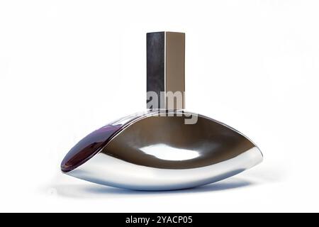 Exquisites Parfüm im Originalglas auf weißem Hintergrund Stockfoto