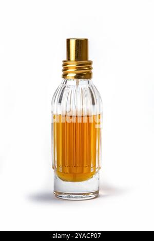 Exquisites Parfüm im Originalglas auf weißem Hintergrund Stockfoto