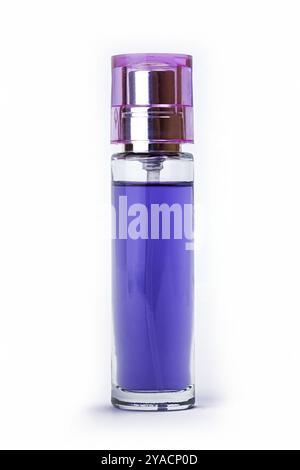 Exquisites Parfüm im Originalglas auf weißem Hintergrund Stockfoto