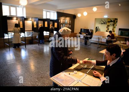 Vilnius, Litauen. Oktober 2024. Die Wähler füllen ihre Stimmzettel in einem Wahlhaus während der ersten Wahlrunde bei den Parlamentswahlen. Litauen hält die erste Runde der Parlamentswahlen zum Seimas ab. Quelle: SOPA Images Limited/Alamy Live News Stockfoto