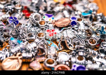 Raffinierte Silber- und Kupferschmuck-Anhänger, ideal für handgefertigte Accessoires, Personalisierung und Basteln. Perfekt für Liebhaber von Vintage-Schmuck und Stockfoto