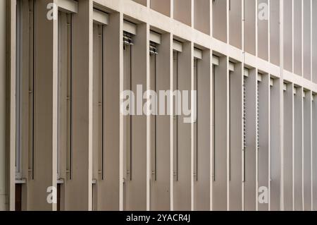 Lange Fensterreihen eines Bürogebäudes aus den 1960er Jahren Stockfoto