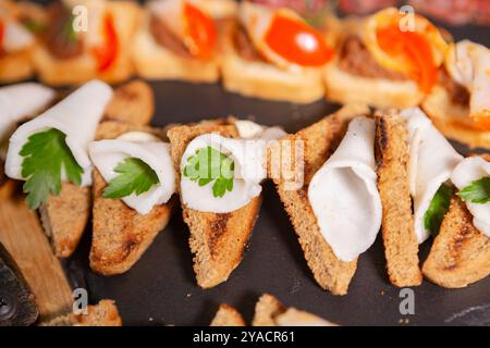 Appetitliche Platte mit verschiedenen Kanapees mit frischen Zutaten und farbenfrohen Belägen Stockfoto