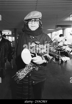 Popsänger Elton John kommt am Flughafen Schipol in den Niederlanden an. Hans van Dijk für Anefo, Februar 1979 Stockfoto