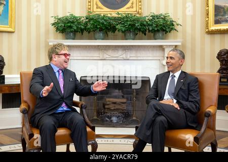 Präsident Barack Obama trifft sich mit Elton John und seinem Ehepartner David Furish bei einem Besuch im Oval Office, 6. Mai 2015 - Foto: Weißes Haus Stockfoto