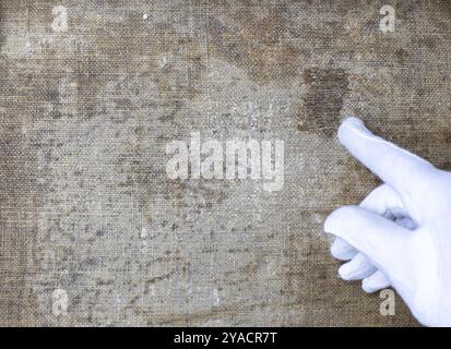 Restaurierung und Erhaltung einer sehr alten Leinwand, Restaurierung eines Gemäldes, Restauratoren bei der Arbeit, Ort für Text Stockfoto