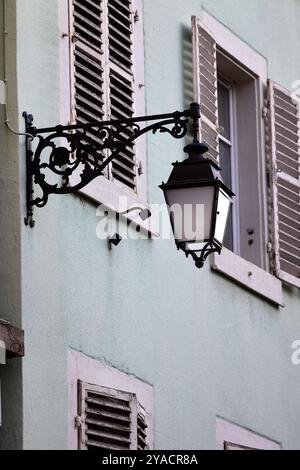Straßenszenen und Details aus Colmar, Elsass, Frankreich und Europa zeigen die historische und farbenfrohe Natur der Stadt. Stockfoto