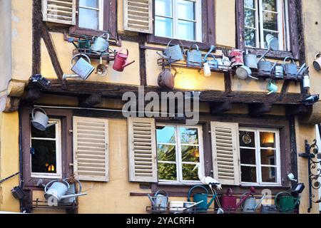 Straßenszenen und Details aus Colmar, Elsass, Frankreich und Europa zeigen die historische und farbenfrohe Natur der Stadt. Stockfoto