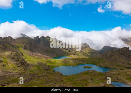 Seen und nebelbedeckte Berge im Hintergrund. Hintergrundfoto Natur. Ispir Yedigoller in der türkischen Provinz Erzurum. Stockfoto