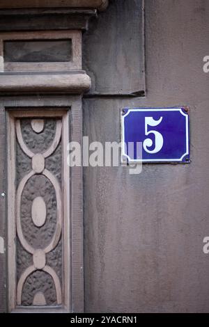 Straßenszenen und Details aus Colmar, Elsass, Frankreich und Europa zeigen die historische und farbenfrohe Natur der Stadt. Stockfoto