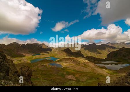 Gletscherseen auf dem tof von Bergen und teilweise bewölktem Himmel. Ispir Yedigoller in der türkischen Provinz Erzurum. Stockfoto